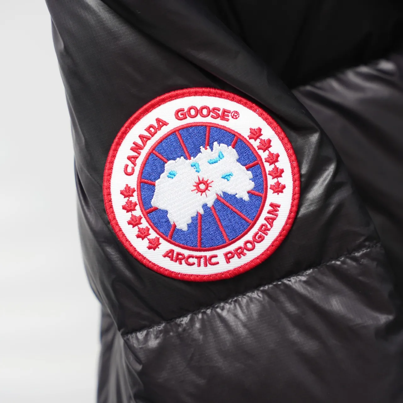 P780 CANADA GOOSE丨Canada Goose 2252 puff hooded down jacket Color: black with red label Size: XS-XXL